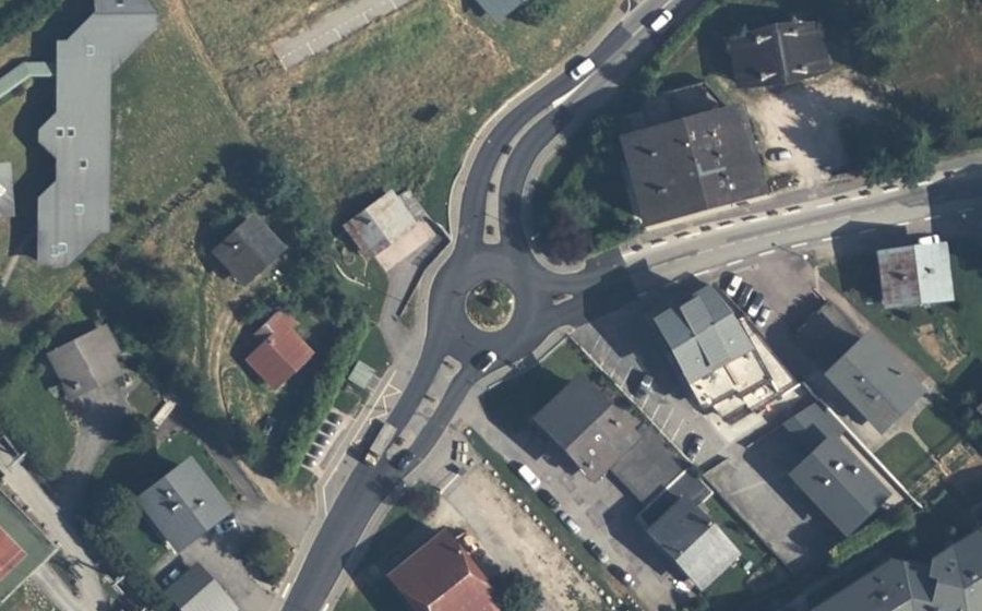 Vue aérienne du Rond-point anonyme n°282689215