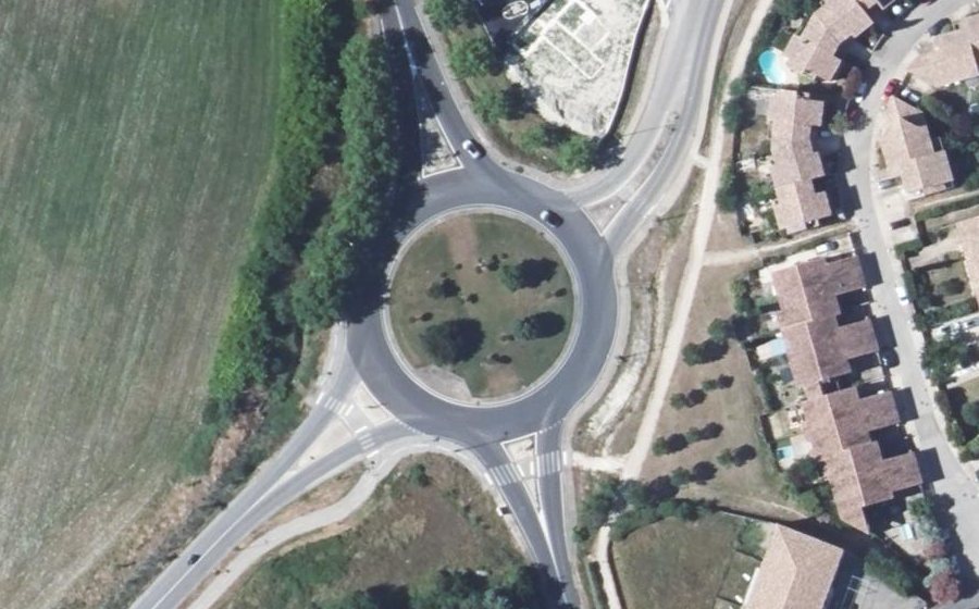Vue aérienne du Rond-point anonyme n°28271152