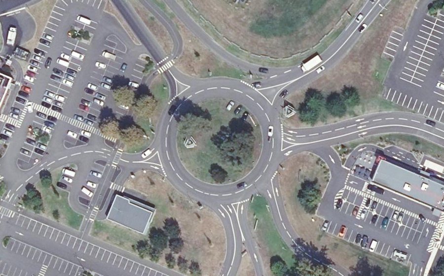 Vue aérienne du Rond-point anonyme n°282717618