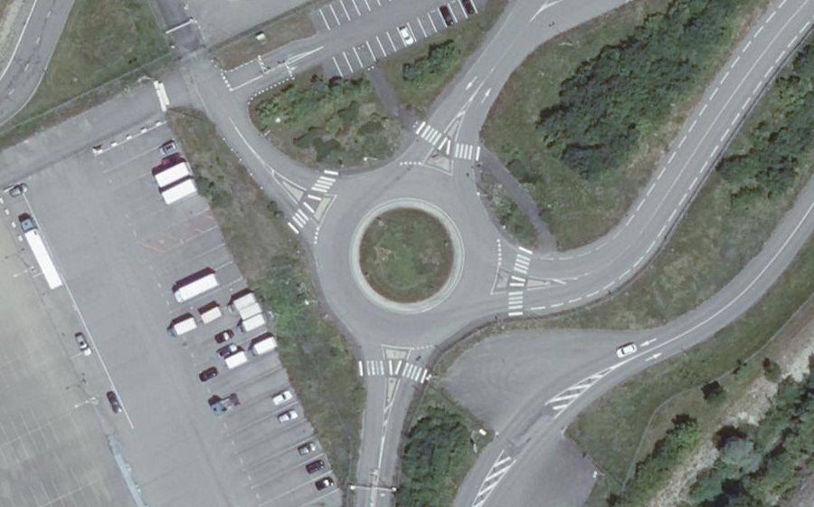 Vue aérienne du Rond-point anonyme n°282752290
