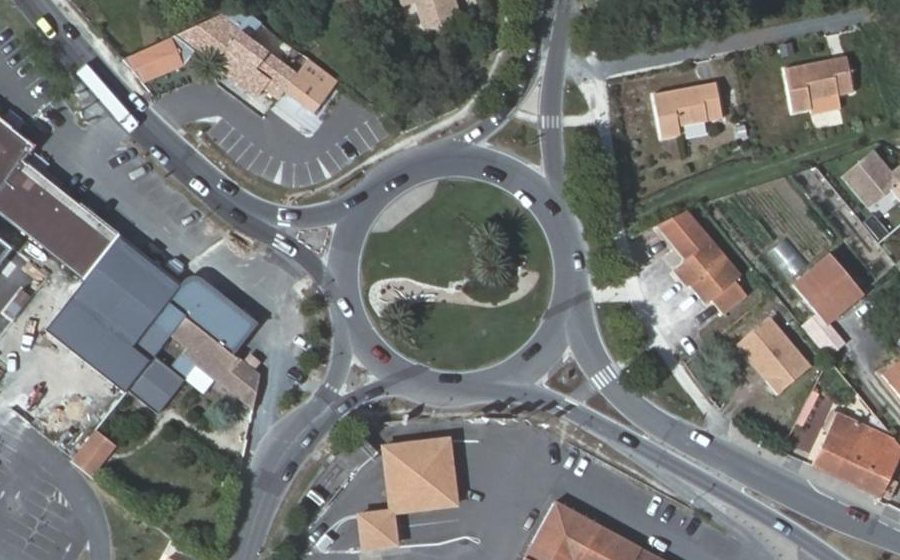 Vue aérienne du Rond-point anonyme n°28279451