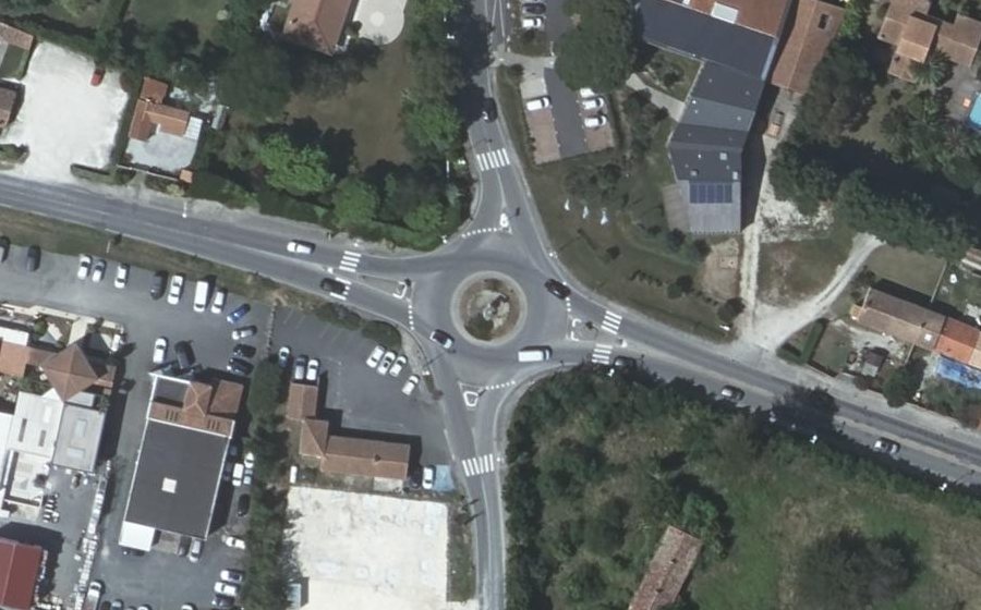 Vue aérienne du Rond-point anonyme n°28279868
