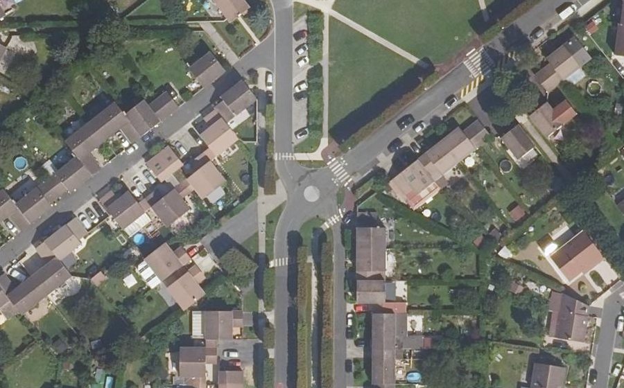 Vue aérienne du Rond-point anonyme n°282849794