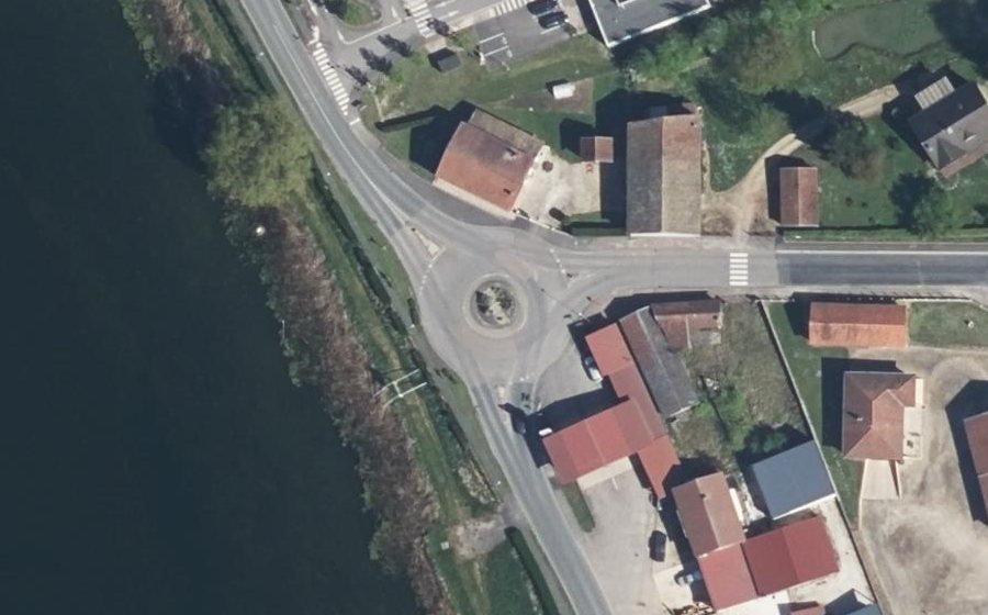 Vue aérienne du Rond-point anonyme n°28286861