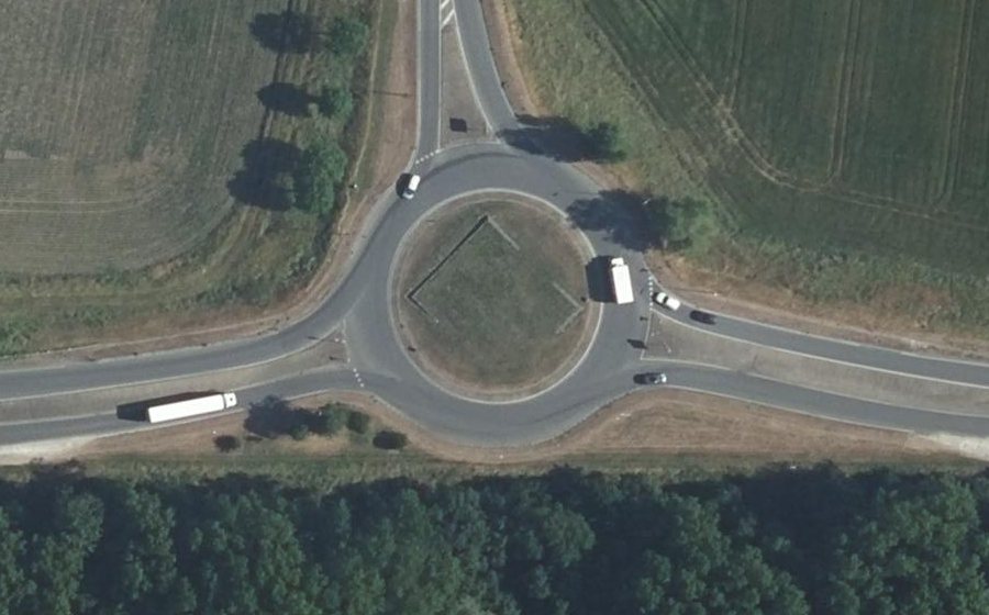 Vue aérienne du Rond-point anonyme n°28290874