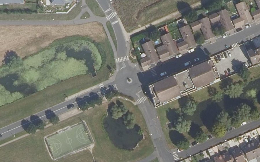 Vue aérienne du Rond-point anonyme n°283071053