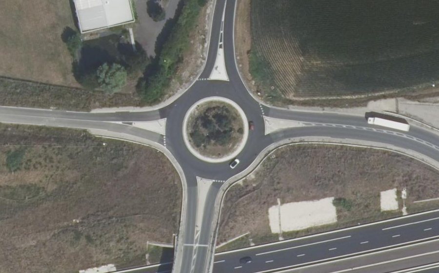 Vue aérienne du Rond-point anonyme n°28312374
