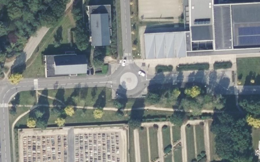 Vue aérienne du Rond-point anonyme n°28318472