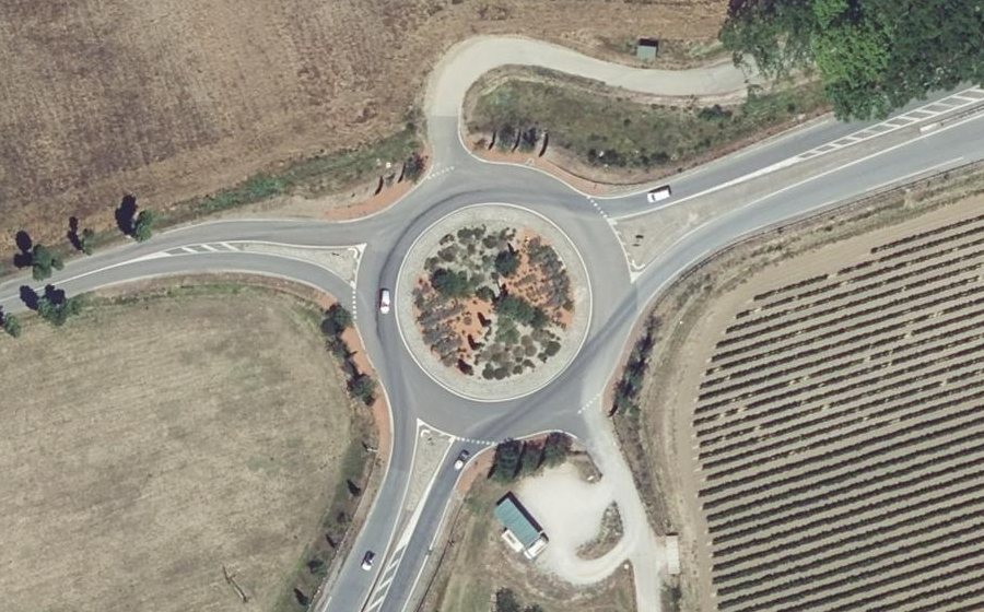 Vue aérienne du Rond-point anonyme n°28319909