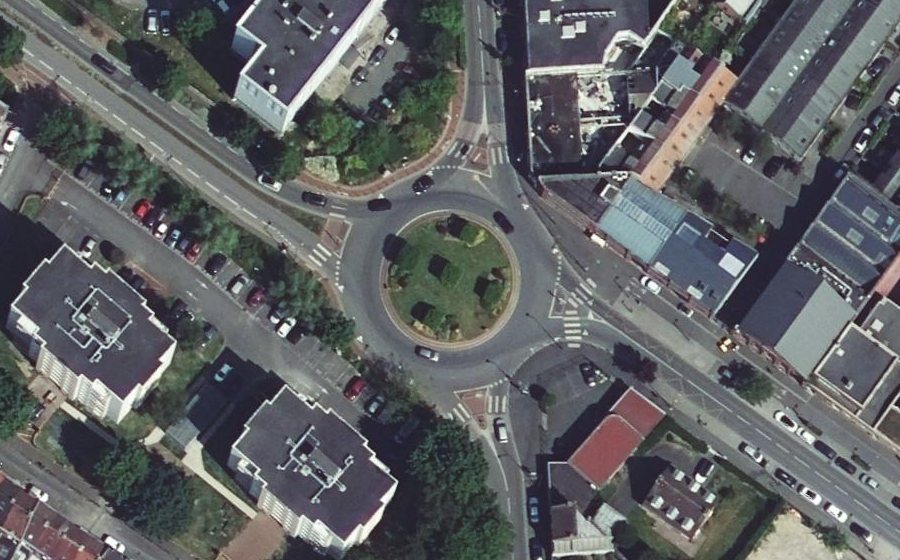Vue aérienne du Rond-point anonyme n°28321138