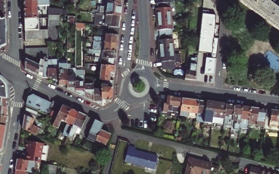Vue aérienne du Rond-point anonyme n°28321170