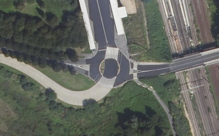 Vue aérienne du Rond-point anonyme n°283221280