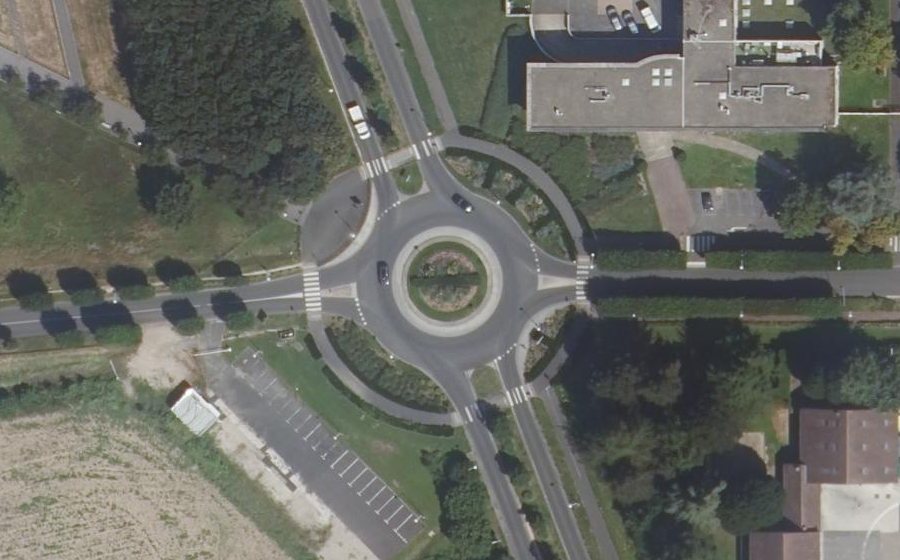 Vue aérienne du Rond-point anonyme n°283221284