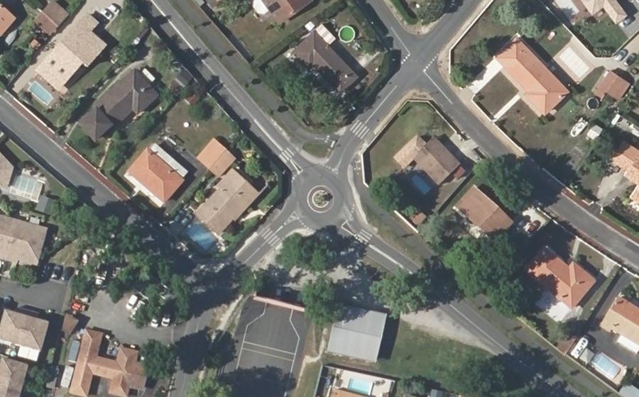 Vue aérienne du Rond-point anonyme n°28323164