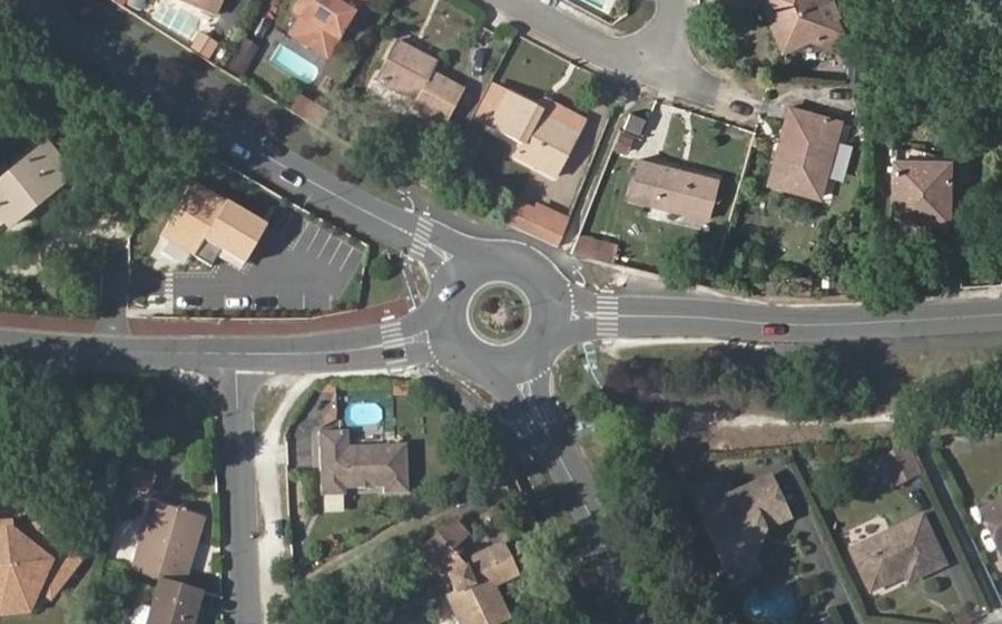 Vue aérienne du Rond-point anonyme n°28323179