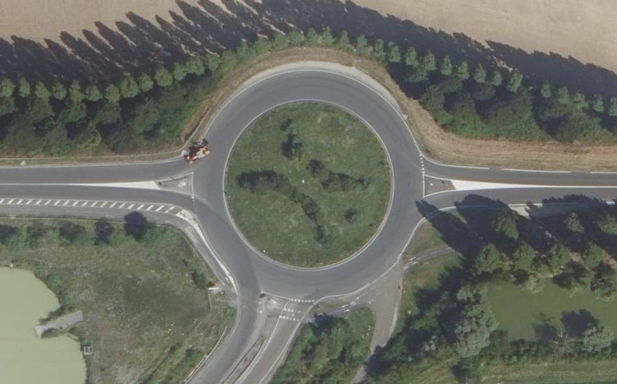 Vue aérienne du Rond-point anonyme n°283236533