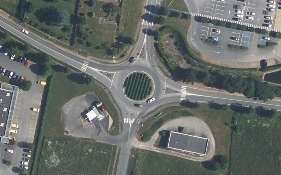 Vue aérienne du Rond-point anonyme n°28325603