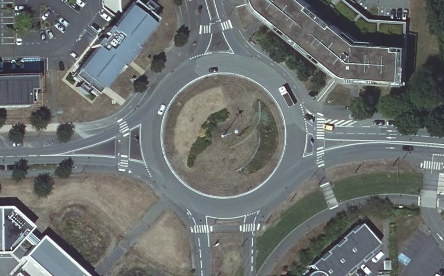 Vue aérienne du Rond-point anonyme n°28327659