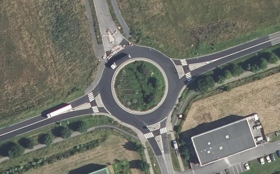 Vue aérienne du Rond-point anonyme n°283353919