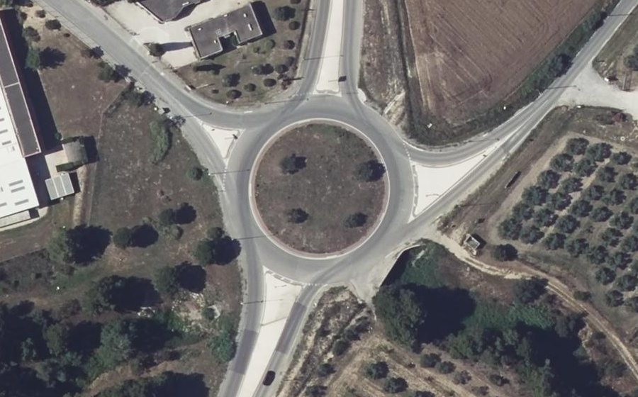 Vue aérienne du Rond-point anonyme n°28338137