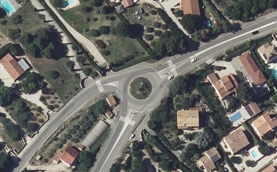 Vue aérienne du Rond-point anonyme n°28338143