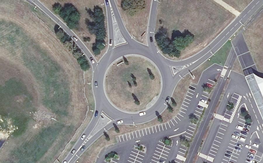 Vue aérienne du Rond-point anonyme n°283404124