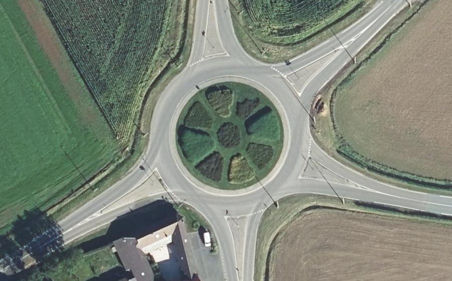 Vue aérienne du Rond-point anonyme n°28341199