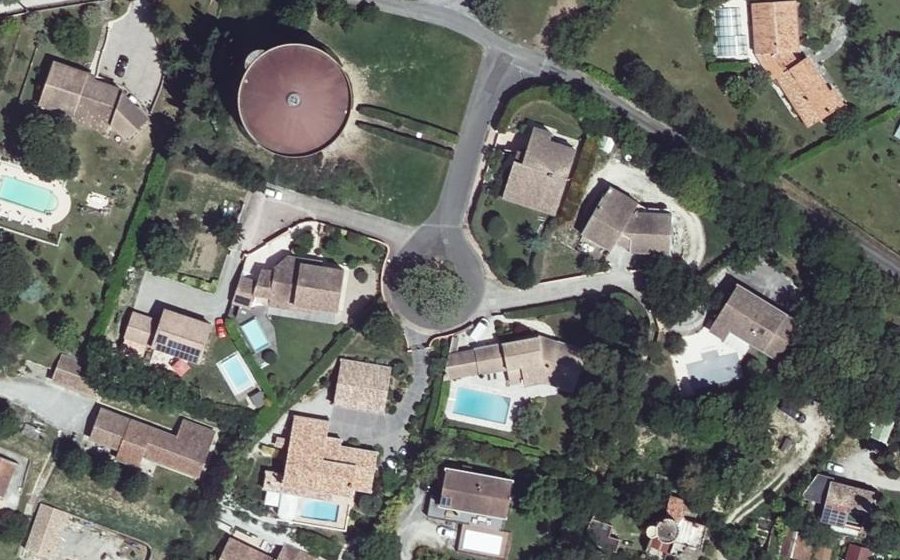 Vue aérienne du Rond-point anonyme n°283466384