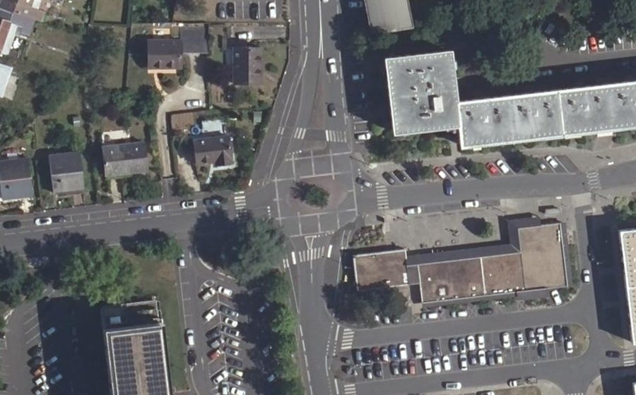 Vue aérienne du Rond-point anonyme n°283484277