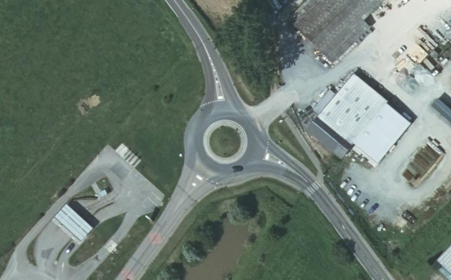 Vue aérienne du Rond-point anonyme n°283487845