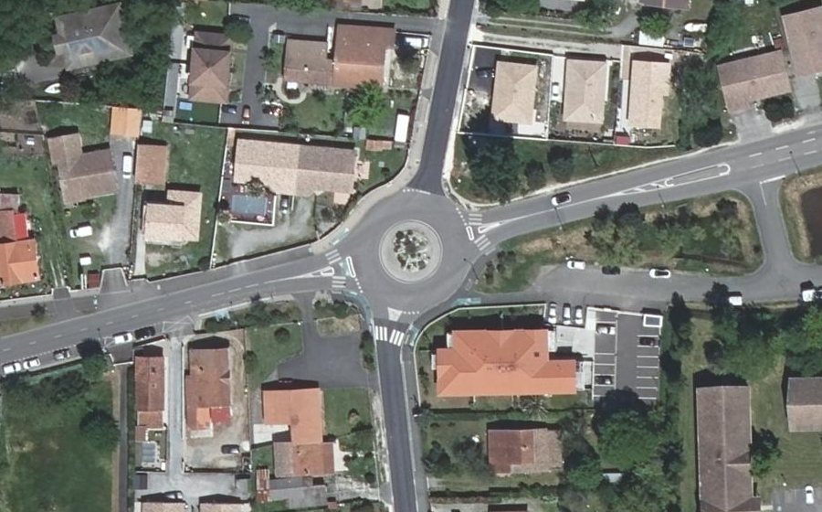 Vue aérienne du Rond-point anonyme n°283527357