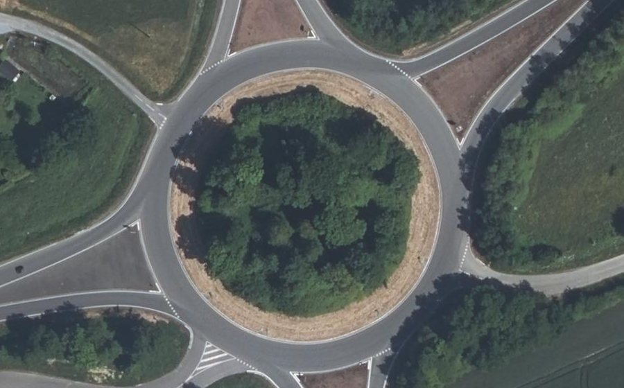 Vue aérienne du Rond-point anonyme n°28354418