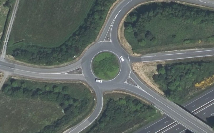 Vue aérienne du Rond-point anonyme n°28354420