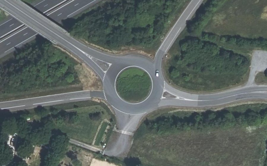 Vue aérienne du Rond-point anonyme n°28354421
