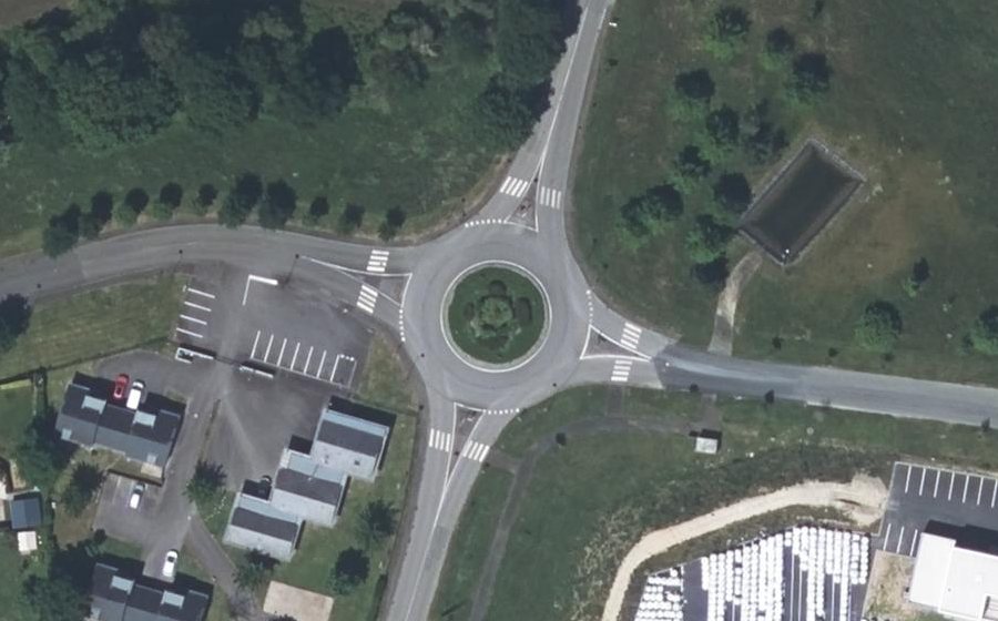Vue aérienne du Rond-point anonyme n°28354429