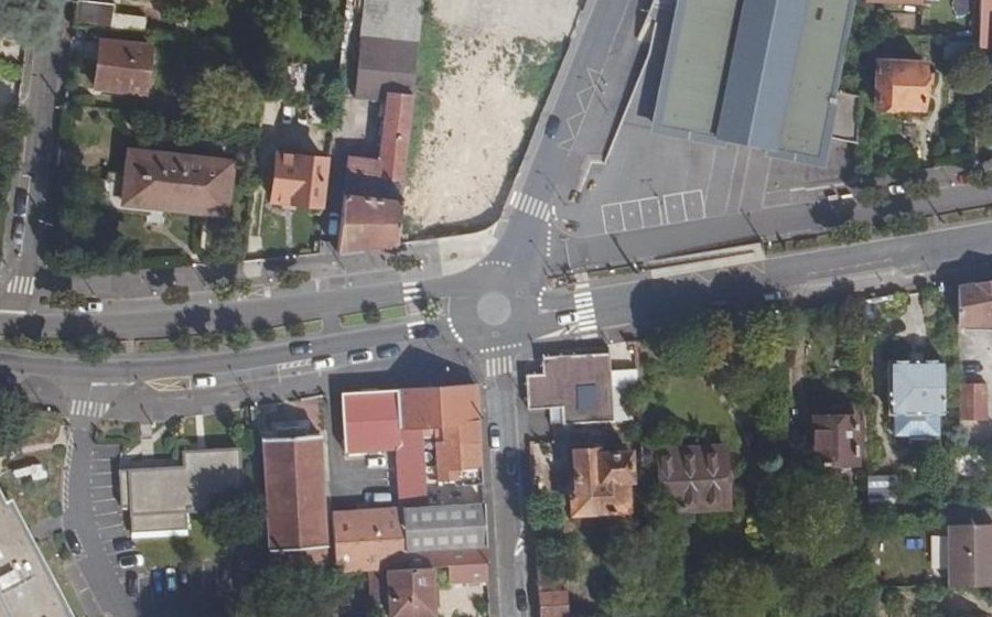 Vue aérienne du Rond-point anonyme n°283554867
