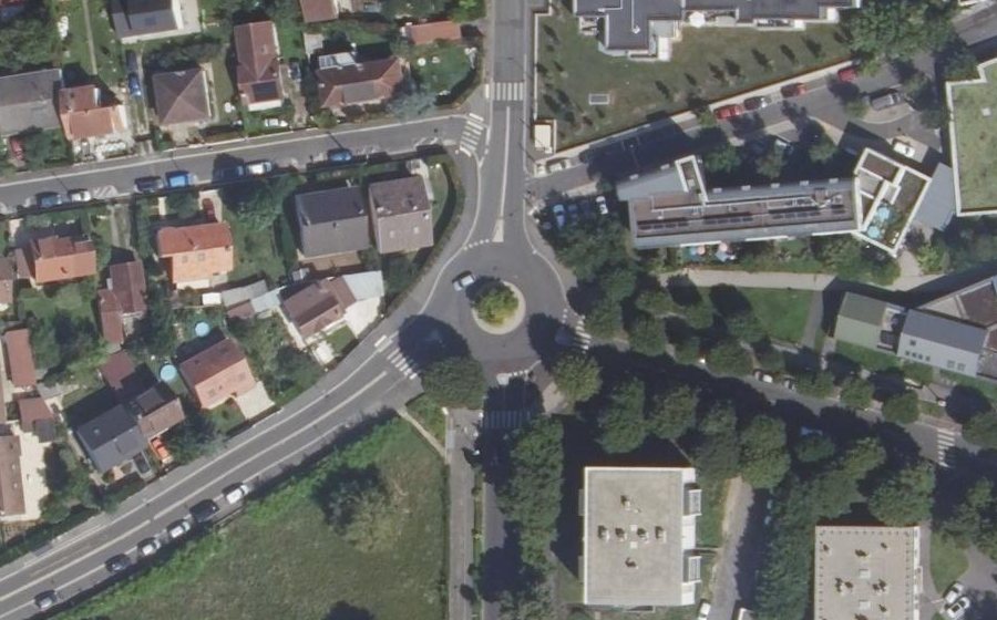 Vue aérienne du Rond-point anonyme n°283594094