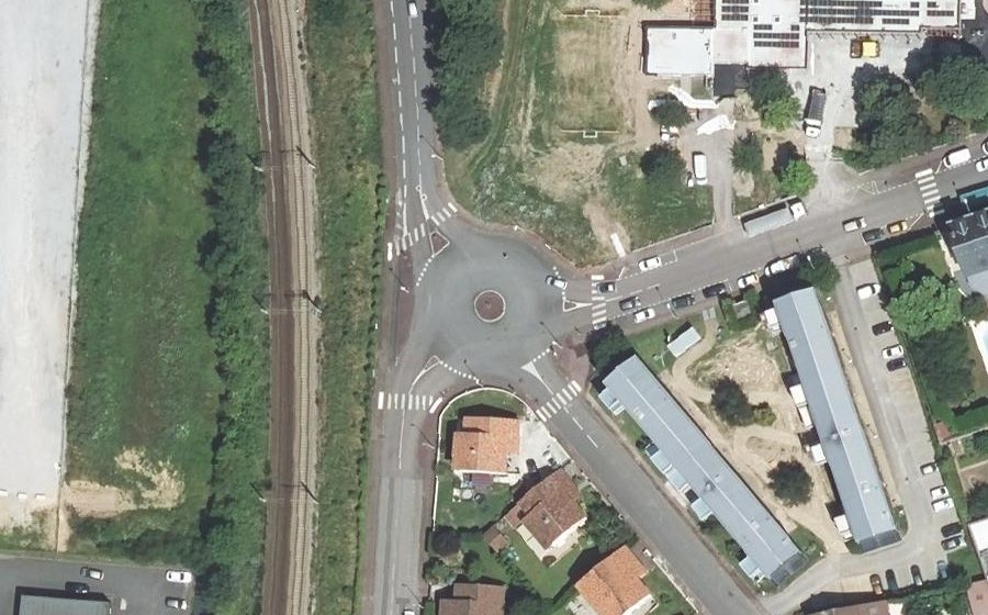 Vue aérienne du Rond-point anonyme n°283614768