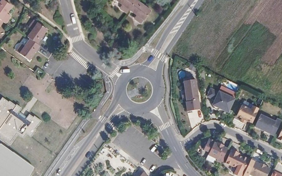Vue aérienne du Rond-point anonyme n°28364125