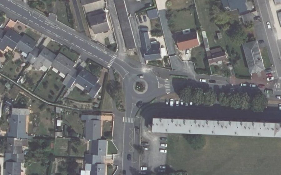 Vue aérienne du Rond-point anonyme n°28369830
