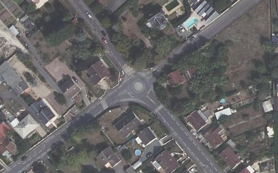 Vue aérienne du Rond-point anonyme n°28369873