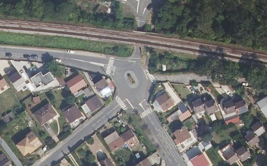 Vue aérienne du Rond-point anonyme n°283731847