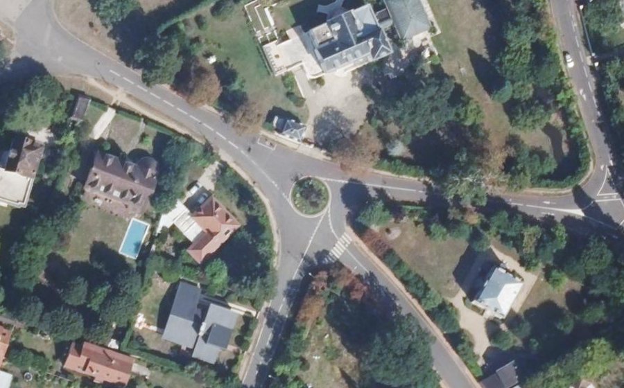 Vue aérienne du Rond-point anonyme n°28375248