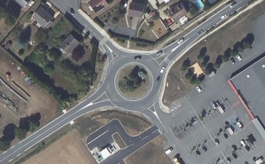 Vue aérienne du Rond-point anonyme n°283791427