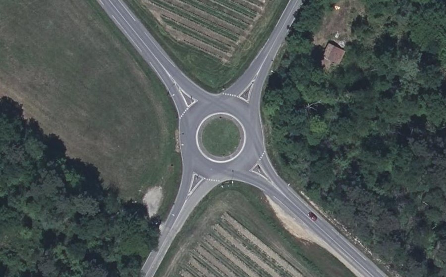 Vue aérienne du Rond-point anonyme n°28386085