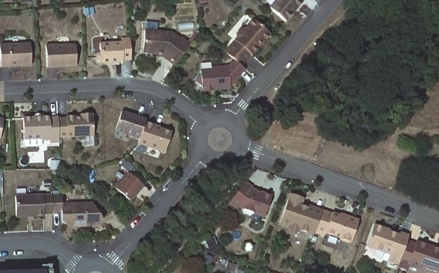 Vue aérienne du Rond-point anonyme n°28386724