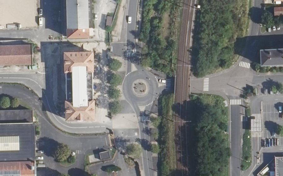 Vue aérienne du Rond-point anonyme n°28390803