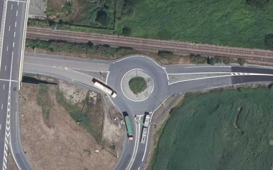 Vue aérienne du Rond-point anonyme n°28400152