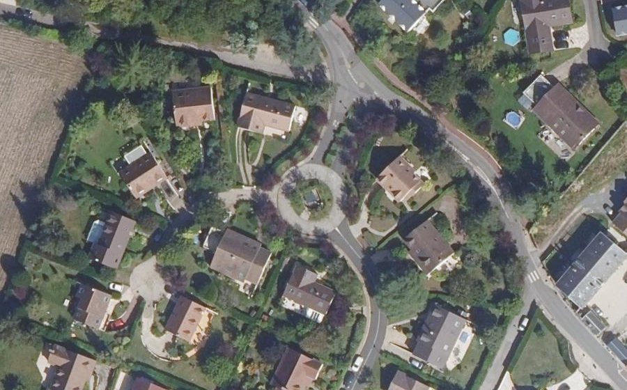 Vue aérienne du Rond-point anonyme n°284034476