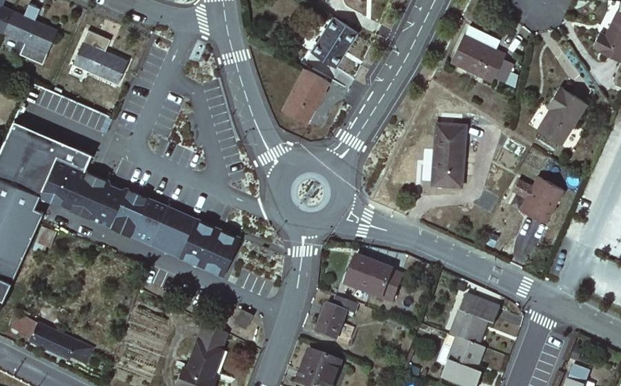 Vue aérienne du Rond-point anonyme n°28409277